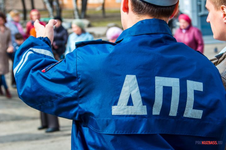 Легковушка и трактор столкнулись на дороге в Кемерово