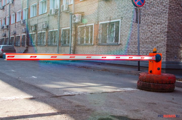 После хоккейного матча в Новокузнецке нетерпеливые болельщики сломали шлагбаум
