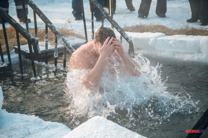 Почти 45 тыс кузбассовцев окунулись в купели на Крещение 