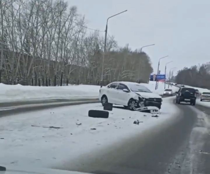 Легковушка получила сильный урон в жестком ДТП в Киселевске