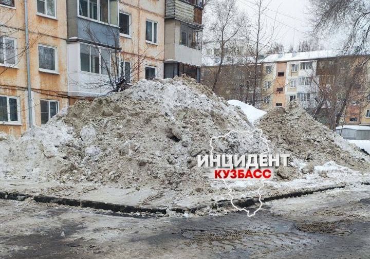 «Виды на горы»: кемеровчане пожаловались на огромную кучу снега перед окнами пятиэтажки