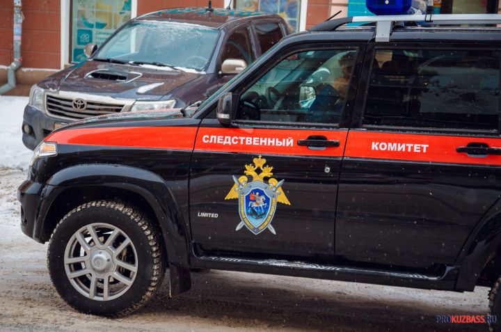 Две женщины и ребенок пострадали при сходе снега с крыши дома в Кузбассе