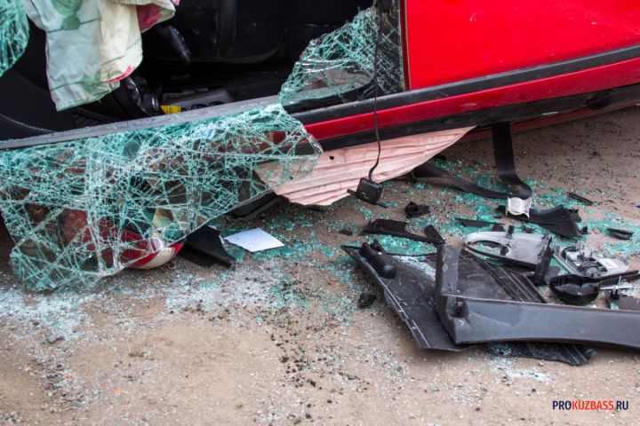 Автомобиль впечатался в дерево в Новокузнецке