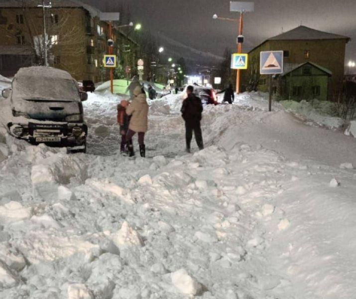Жители Шерегеша в Сети поделились подробностями схода лавины с крыши дома 