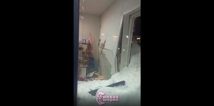 В Шерегеше снегом раздавило торговый павильон