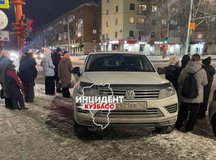 Автохам перекрыл подход к пешеходному пешеходу возле кемеровской филармонии