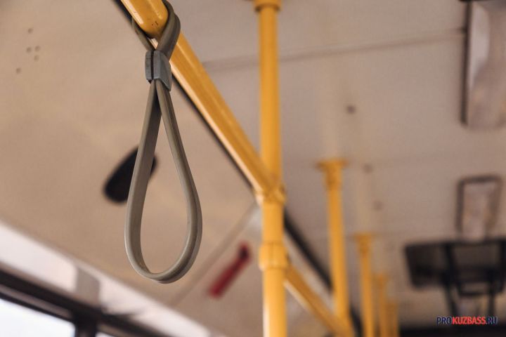 Пассажирский автобус влетел в сугроб в Кузбассе