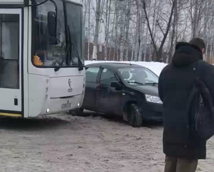 Маршрутка протаранила легковушку в кузбасском городе