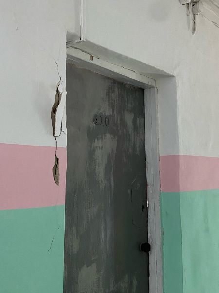 В общежитии КемГУ из-за ветра обвалилась штукатурка