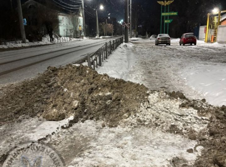 Дорожники скидали грязный снег с дороги на тропинку для пешеходов в Ленинске-Кузнецком