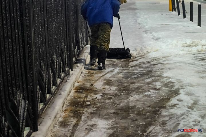Городские службы в Кемерове перешли на усиленный режим работы из-за непогоды