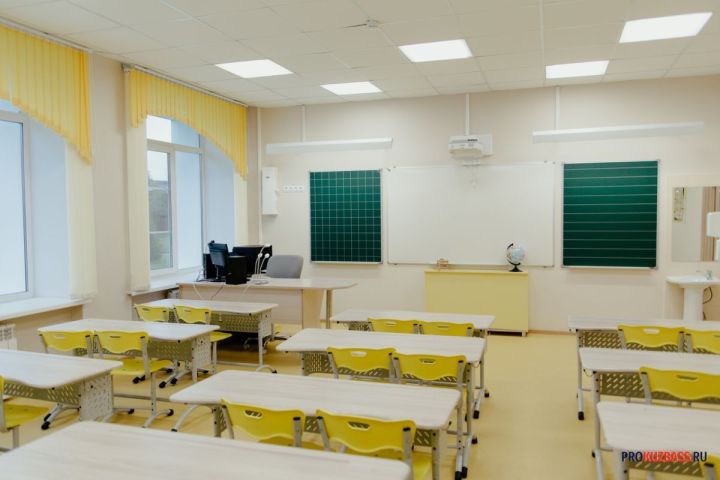 Прибыли медики и МЧС: очевидцы сообщили об эвакуации школы в Новокузнецке