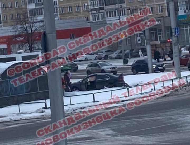 Автомобиль с ребенком снес ограждение возле подземного перехода в Новокузнецке