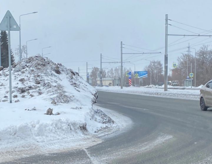 Огромный сугроб у дороги закрыл видимость водителям в Кемерове