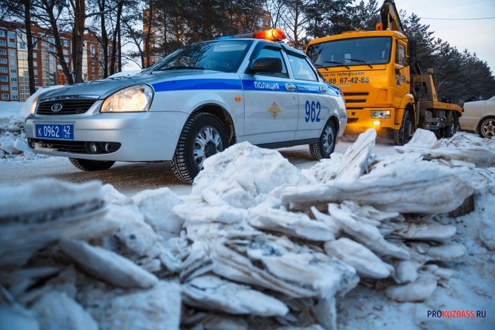 Сотрудники Новокузнецкого ГИБДД спасли съехавшего в кювет водителя