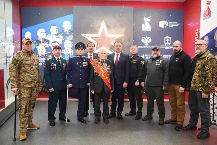 Губернатор Кузбасса вручил ветерану ВОВ Анатолию Терехову высокую награду