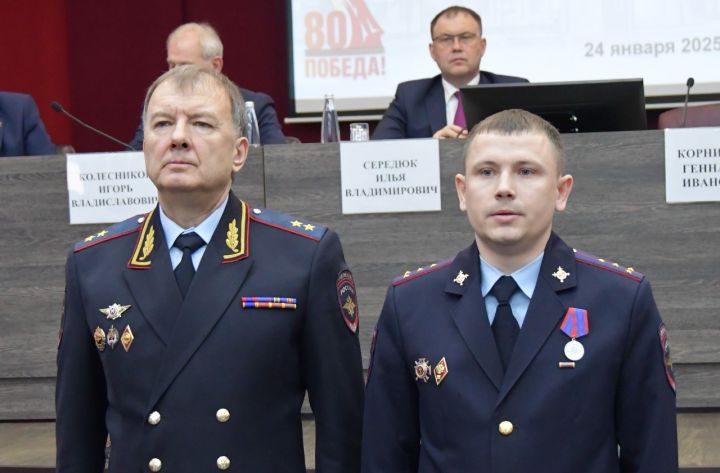 Начальник ГУ МВД России по Кемеровской области – Кузбассу Геннадий Корниенко вручил государственные награды и служебные автомобили отличившимся сотрудникам