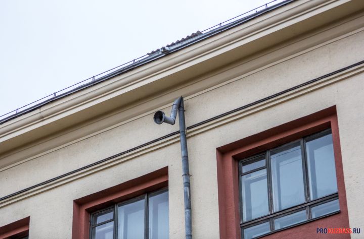 В Кемерове подвал жилого дома утонул в канализационных водах