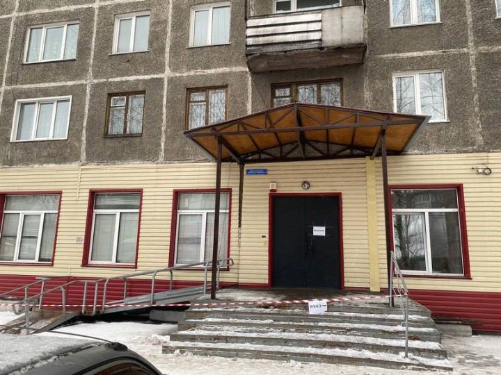 Прокуратура в Новокузнецке выявила опасный козырек у входа в стоматологию