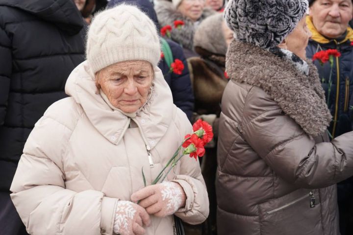 В Кемерове возложили цветы к памятнику защитников и жителей блокадного Ленинграда