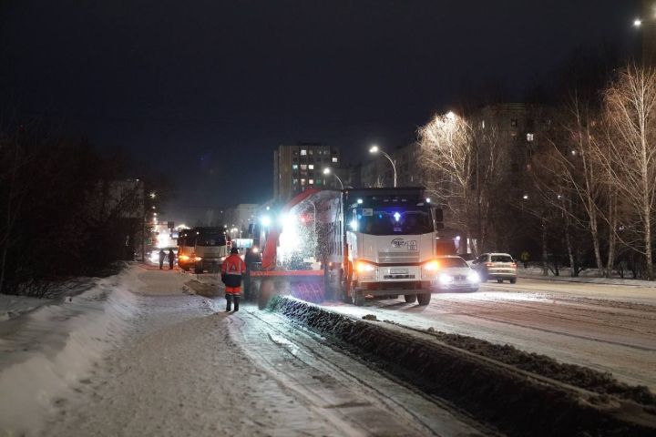 Свыше 80 единиц снегоуборочной техники вышло на улицы Кемерова