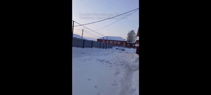 Жители кузбасского поселка пожаловались на неубранные сугробы