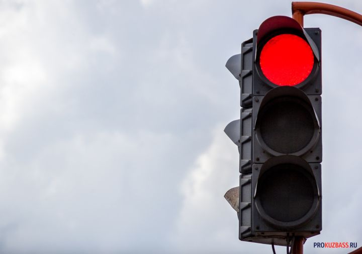 В Новокузнецке восстановили работу светофора на Октябрьском