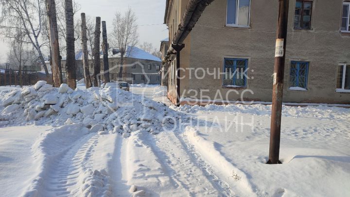 В Кемерове спецтехника засыпала проезд между домами