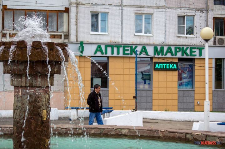 Жители кузбасского города пожаловались на огромную очередь в аптеку