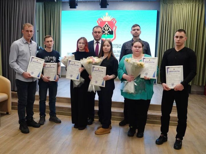Детям-сиротам из Кузбасса вручили жилищные сертификаты