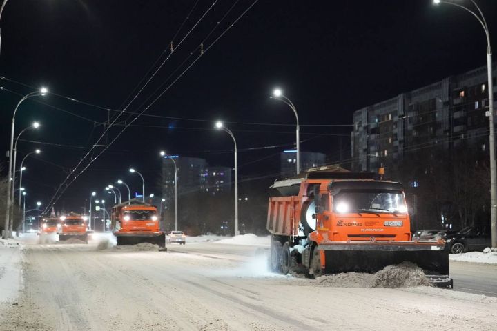 На улицы Кемерова вышла снегоуборочная техника