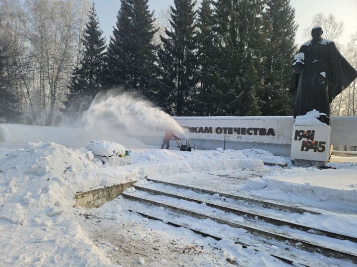 Кемеровчане убирают снег с памятников бойцам ВОВ