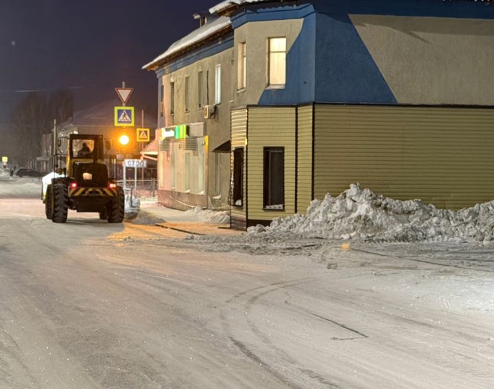 В Кузбассе дети скатывались с горки прямо на дорогу