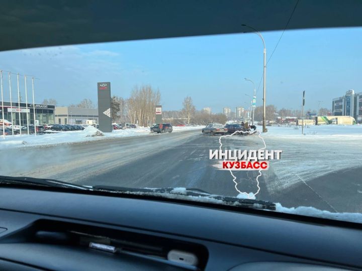 Две легковушки разбились при ДТП у рынка в Кемерове