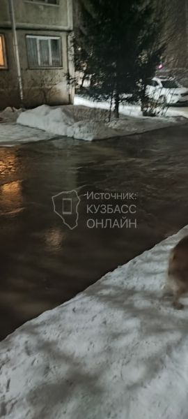 «Целое озеро»: вода из канализации затопила двор в Кемерове
