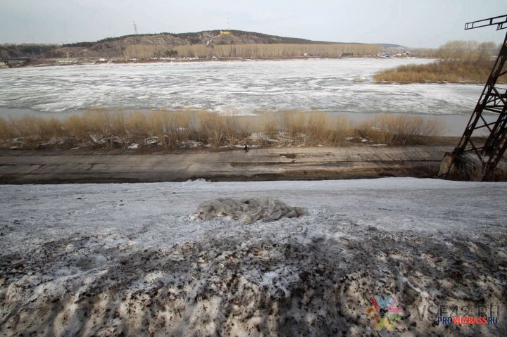 Кузбассовцы пожаловались на чёрный от сажи снег