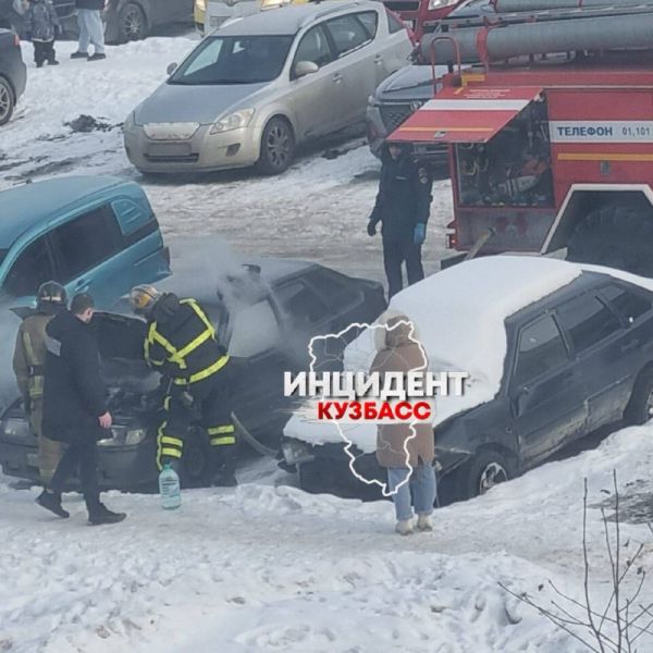 Припаркованный автомобиль загорелся в Кемерове