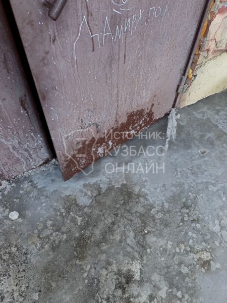 Кузбассовцы не могут попасть в подъезд из-за замёрзшей двери