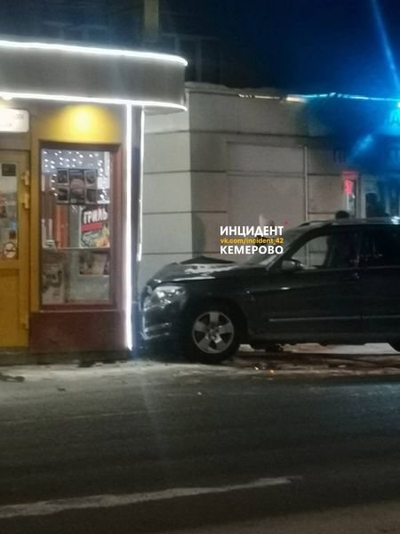 Автомобиль врезался в придорожное кафе в Кузбассе