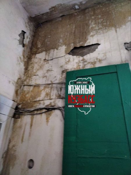 В кузбасском городе бежит крыша и заливает щитки в подъездах