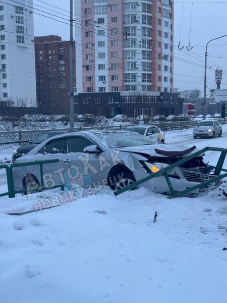 Автомобиль врезался в ограждение у здания ГИБДД в Новокузнецке