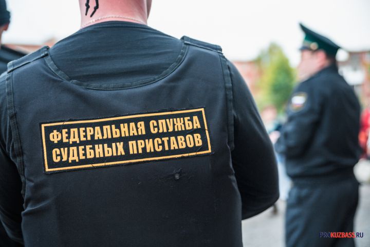 В Кузбассе судебный пристав записался к должнику на стрижку, чтобы найти его