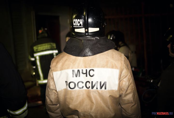 Строительный вагончик загорелся в Кузбассе