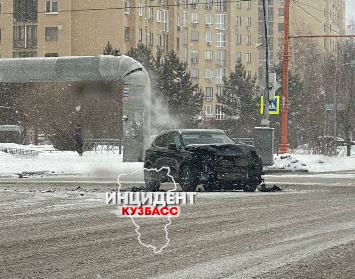 Две легковушки попали в ДТП на кемеровском перекрестке