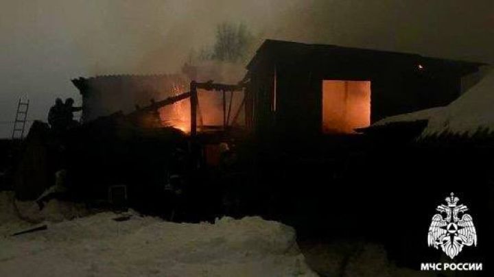 Пожар площадью более 100 м² уничтожил постройки в кузбасском городе