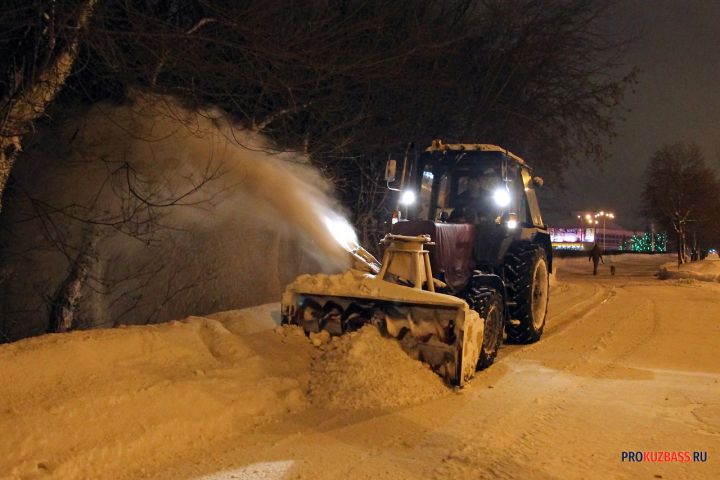 Власти привлекли почти 200 рабочих и 109 единиц техники для уборки снега в Кемерове
