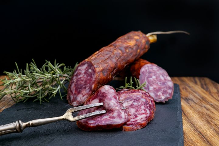 Цены на колбасу и ряд других продуктов «взлетели» в Кузбассе за неделю