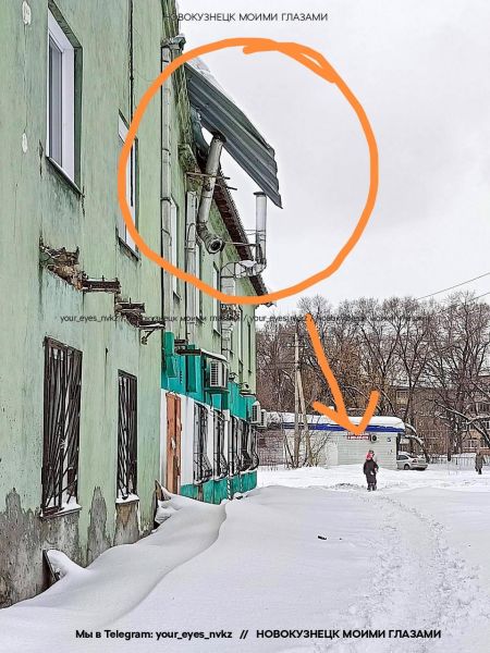 Соцсети: в Новокузнецке с крыши дома опасно свисает лист железа