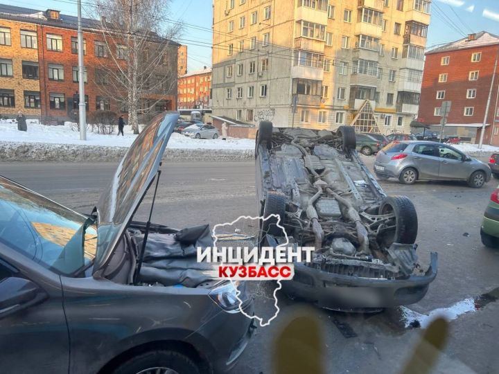Легковушка опрокинулась на крышу при ДТП на улице в Кемерове