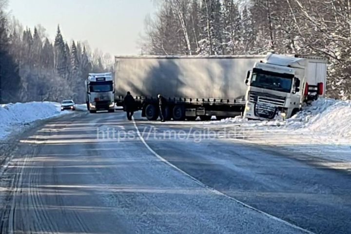 На трассе под Кемеровом ограничили проезд машин из-за ДТП с грузовиком